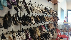 Pelastusarmeijan kirpputori, Kaijonharju, Oulu. Kenkähyllyt