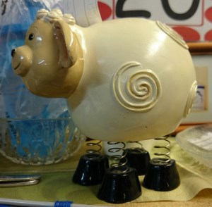 Säästöpossu vieterijaloilla