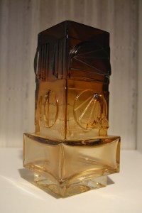 Kumela Oy, Pentti Sarpanevan suunnittelema maljakko 1970-luvulta, pohjassa signeeraus